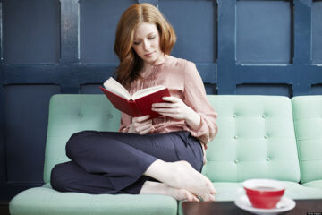 WOMAN-READING-facebook