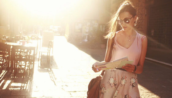 love-to-read-woman cafe
